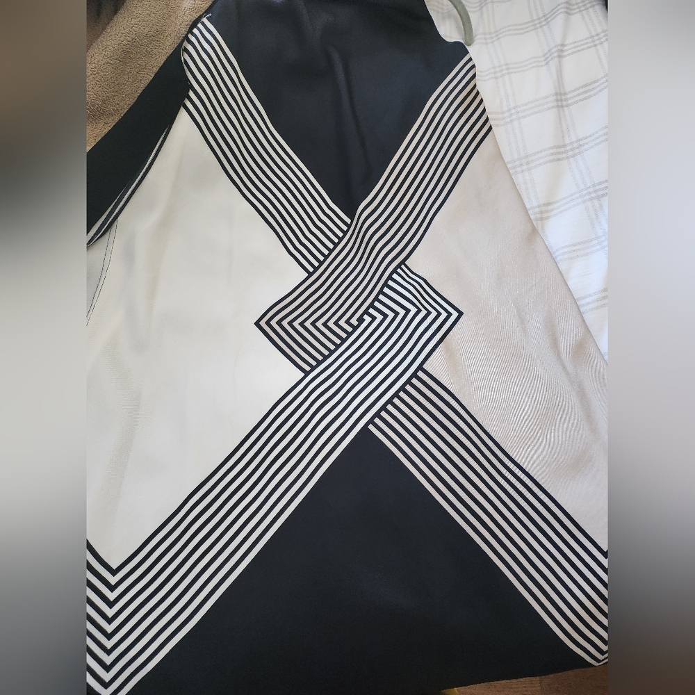 Sleevless triangle bottom finish . Size medium black and cream dress. - Picture 4 of 6